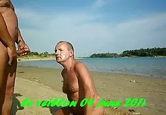 Die Lehrerin in Gläsern frauenpornos hd gibt einen Blowjob