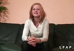 Er ergriff die Initiative, um sich schwarze frauenporno zu lieben